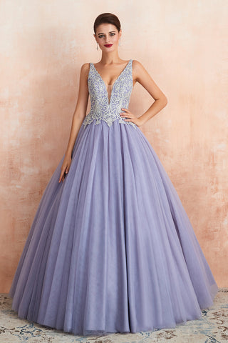 Excelente vestido de fiesta largo de princesa con escote en V, sin mangas, de tul y sin espalda.