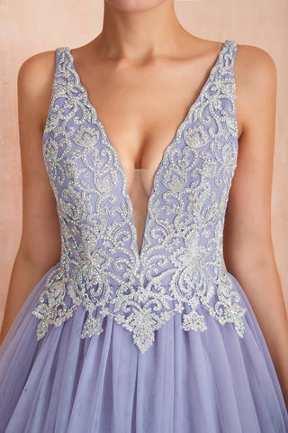 Excelente vestido de fiesta largo de princesa con escote en V, sin mangas, de tul y sin espalda.