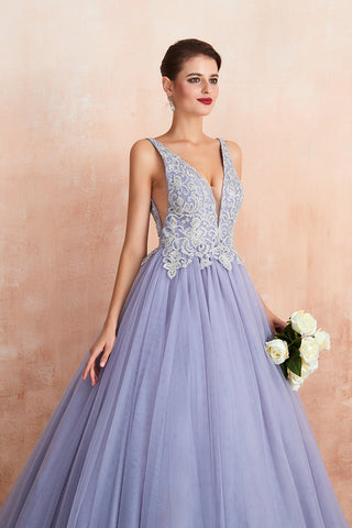 Excelente vestido de fiesta largo de princesa con escote en V, sin mangas, de tul y sin espalda.