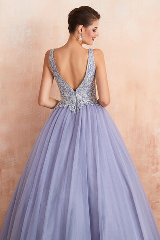 Excelente vestido de fiesta largo de princesa con escote en V, sin mangas, de tul y sin espalda.