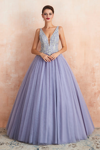 Excelente vestido de fiesta largo de princesa con escote en V, sin mangas, de tul y sin espalda.