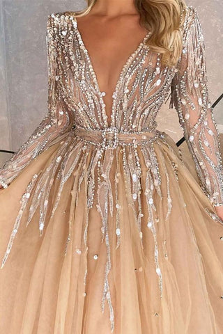 Fabuloso vestido de fiesta largo de tul con escote en V, cuentas y mangas.