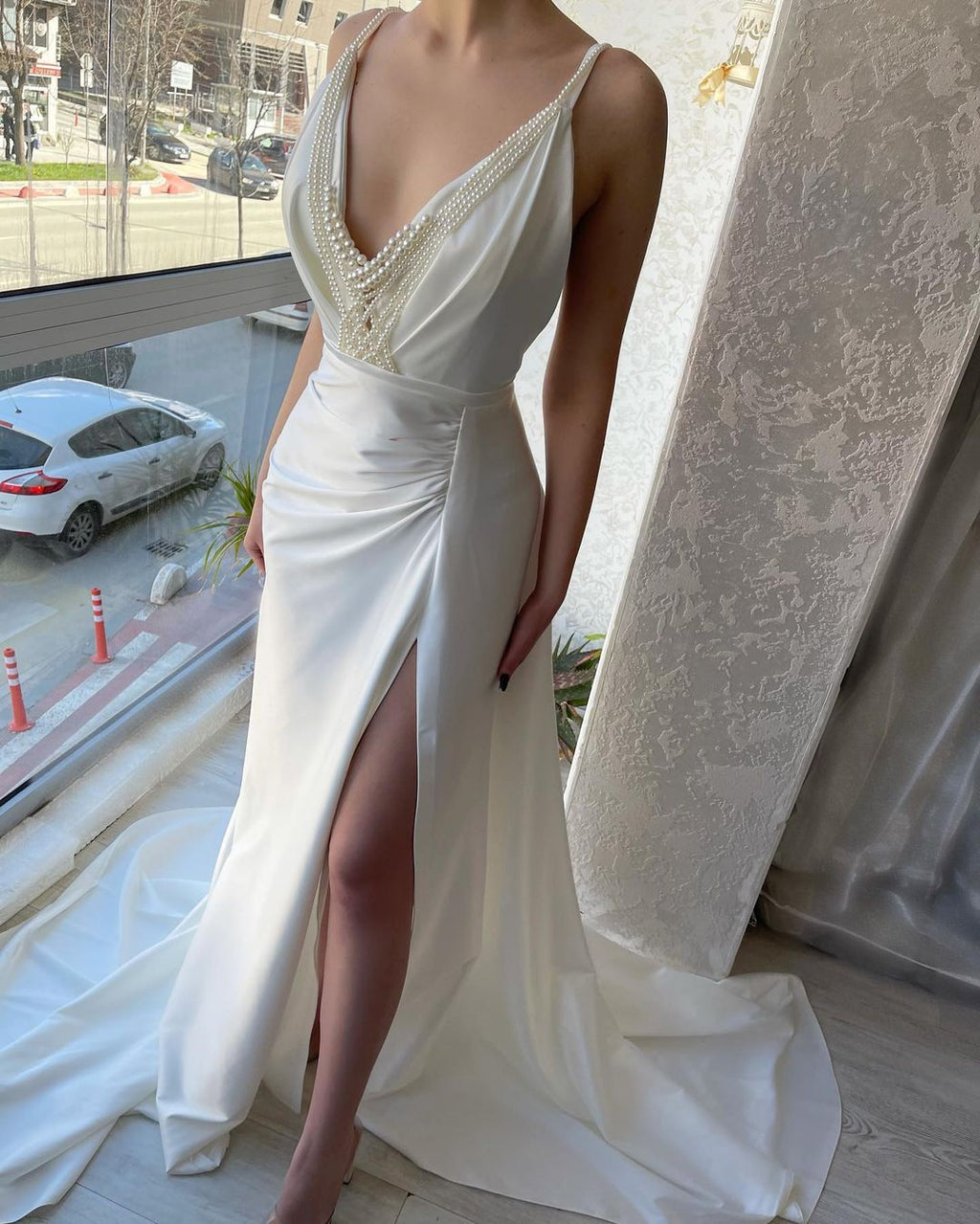 Fabulous Long White V-neck Pearls Sleeveless Prom Dress With Slit