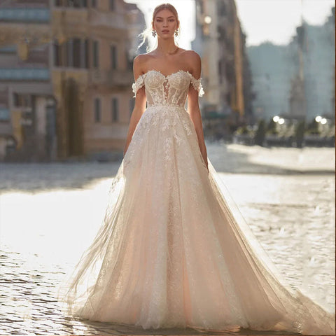 Vestido de novia clásico de corte A con escote en forma de corazón, espalda descubierta, apliques de encaje, hombros descubiertos, cola larga 