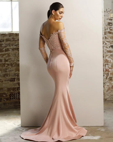 Langärmliges Ballkleid aus Spitze mit schulterfreiem Brautjungfernkleid