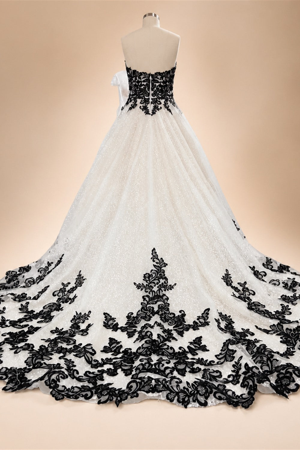 Chic Sleeveless Sweetheart Wedding Dresses for Women Plus Size Black and White A-Line Tulle Bridal Dress Customized