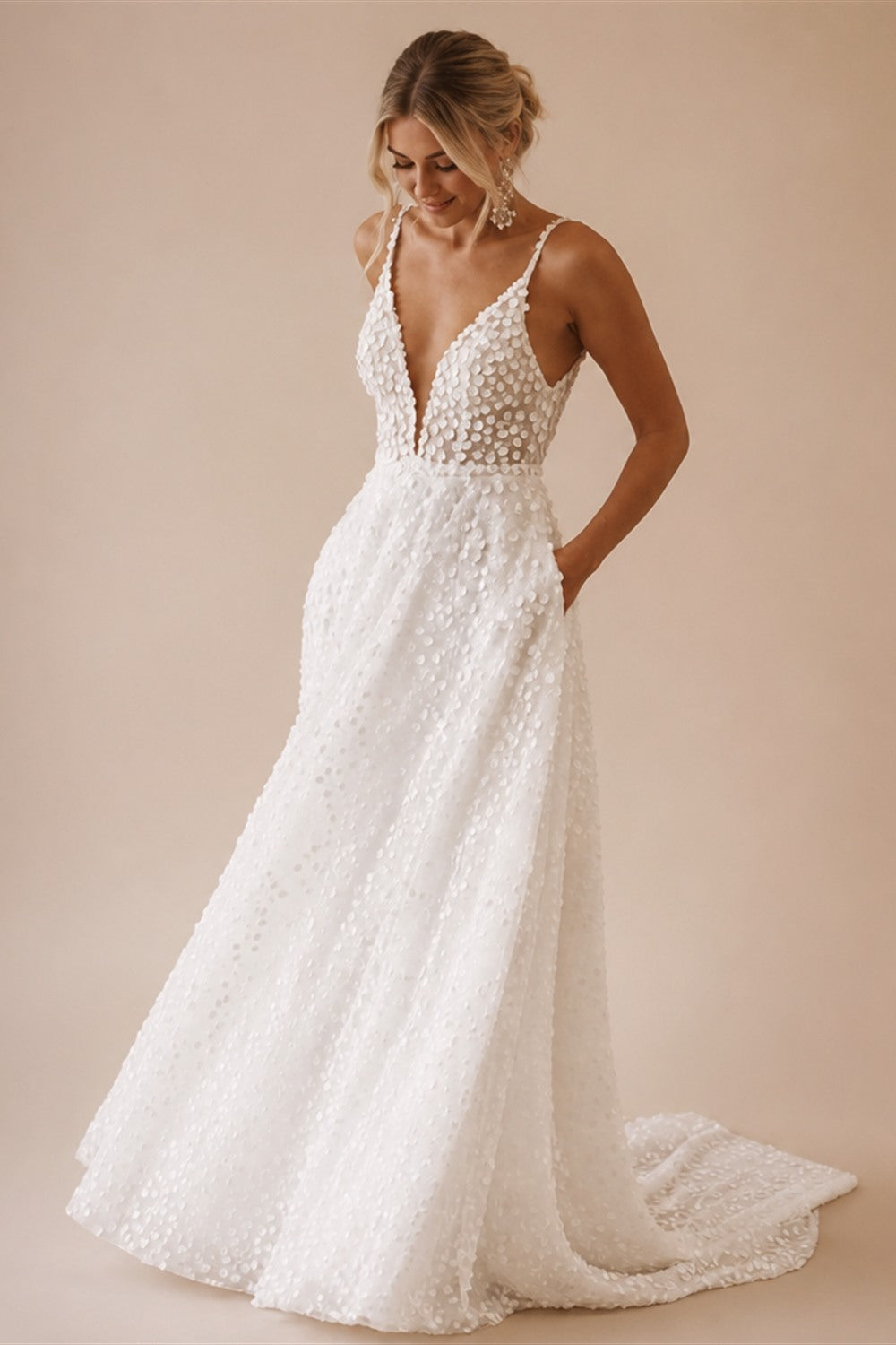 Customized Sexy Backless V Neck Spaghetti Straps Lace Wedding Dresses Luxury Flowers Court Train A Line Vintage Bridal Gown
