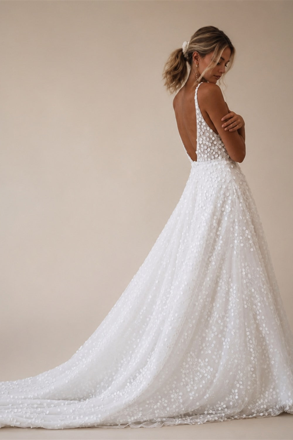 Customized Sexy Backless V Neck Spaghetti Straps Lace Wedding Dresses Luxury Flowers Court Train A Line Vintage Bridal Gown