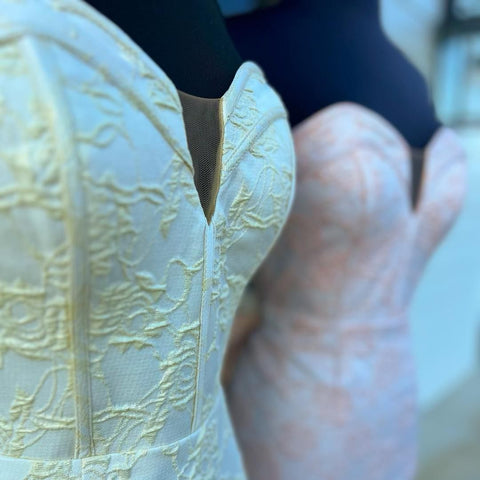 Trägerloses Meerjungfrau-Ballkleid mit Blumenmuster und Schlitz
