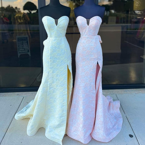 Trägerloses Meerjungfrau-Ballkleid mit Blumenmuster und Schlitz