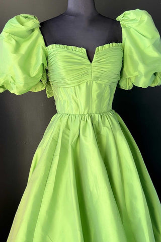 Lynette | Vestido de fiesta fucsia con escote cuadrado y mangas abullonadas