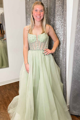 Madeline | Vestido de fiesta de tul con tirantes en verde salvia, lentejuelas y cuentas, corte A