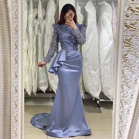 Glamouröses, langes, lavendelfarbenes Meerjungfrau-Ballkleid mit hohem Halsausschnitt und Perlenbesatz
