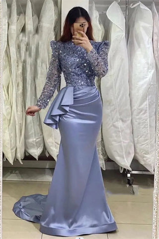 Glamouröses, langes, lavendelfarbenes Meerjungfrau-Ballkleid mit hohem Halsausschnitt und Perlenbesatz