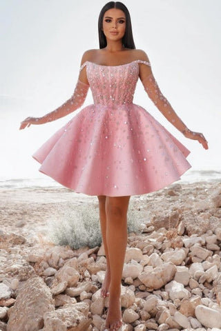 Glamorosos vestidos de cóctel cortos rosas con hombros descubiertos y purpurina con encaje