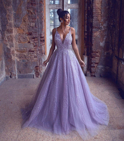 Hermoso vestido de fiesta largo de tul con escote en V, apliques de encaje y espalda descubierta.