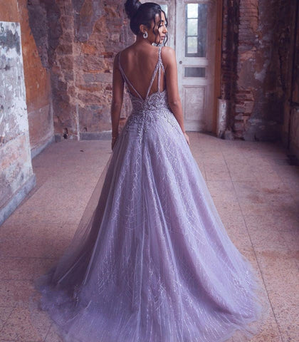 Hermoso vestido de fiesta largo de tul con escote en V, apliques de encaje y espalda descubierta.