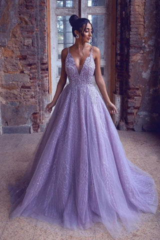 Hermoso vestido de fiesta largo de tul con escote en V, apliques de encaje y espalda descubierta.