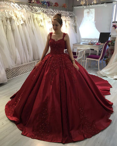 Hermoso vestido de fiesta largo de satén con apliques de corazón y encaje