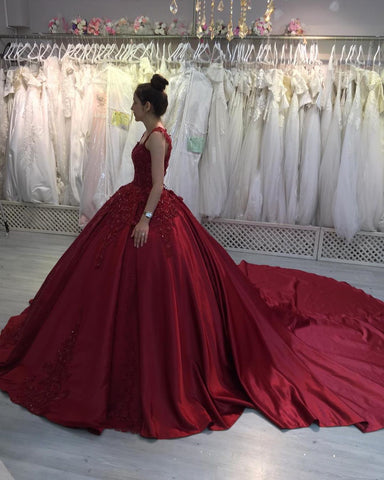 Hermoso vestido de fiesta largo de satén con apliques de corazón y encaje