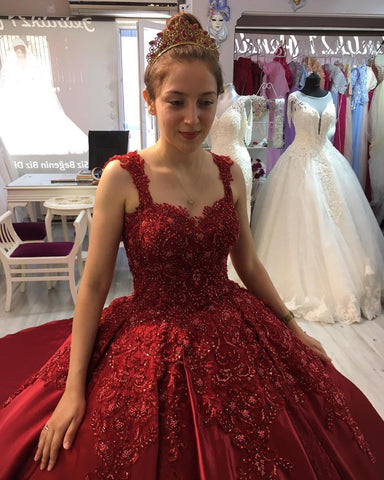 Hermoso vestido de fiesta largo de satén con apliques de corazón y encaje