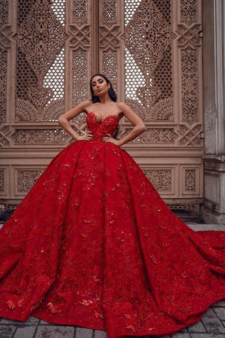 Hermoso vestido de fiesta largo con escote en forma de corazón de satén y encaje rojo