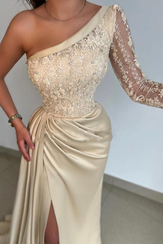 Hermoso vestido de fiesta largo de sirena asimétrico con encaje satinado y abertura frontal con mangas