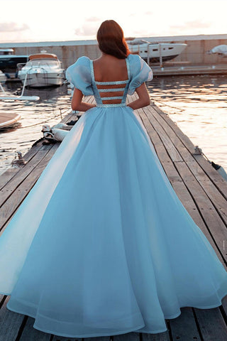 Precioso vestido de fiesta largo estilo sirena con mangas abullonadas y lentejuelas, con cola de tul desmontable.