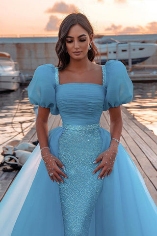 Precioso vestido de fiesta largo estilo sirena con mangas abullonadas y lentejuelas, con cola de tul desmontable.