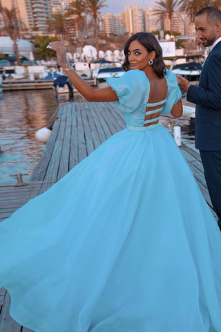 Precioso vestido de fiesta largo estilo sirena con mangas abullonadas y lentejuelas, con cola de tul desmontable.