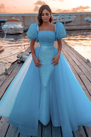 Precioso vestido de fiesta largo estilo sirena con mangas abullonadas y lentejuelas, con cola de tul desmontable.