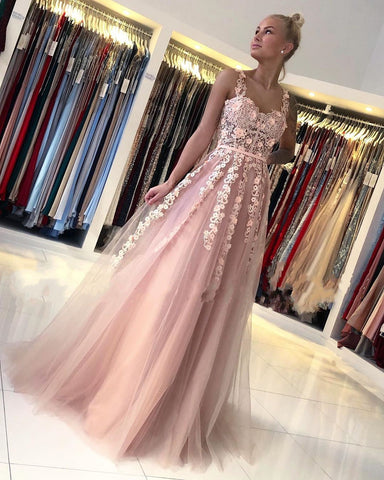 Hermoso vestido de fiesta largo de tul con espalda abierta y encaje en forma de A