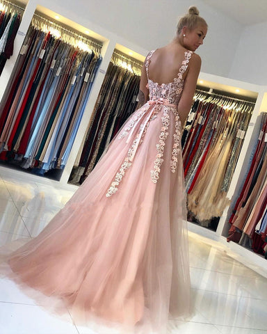 Hermoso vestido de fiesta largo de tul con espalda abierta y encaje en forma de A