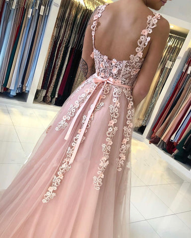 Hermoso vestido de fiesta largo de tul con espalda abierta y encaje en forma de A