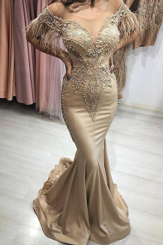 Hermoso vestido de fiesta largo de sirena con hombros descubiertos y mangas