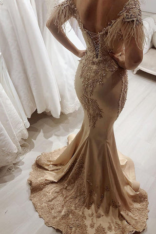 Hermoso vestido de fiesta largo de sirena con hombros descubiertos y mangas