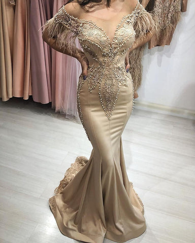 Hermoso vestido de fiesta largo de sirena con hombros descubiertos y mangas