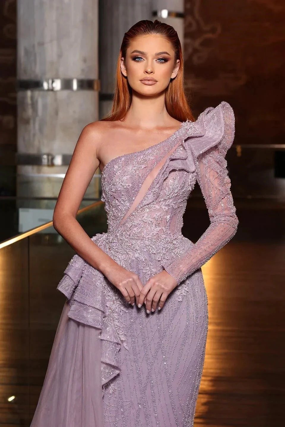 Magnifique robe de bal à une épaule, manches longues, pailletée, coupe trapèze avec volants