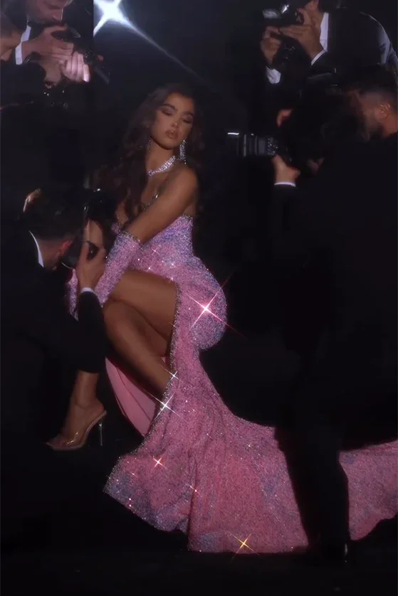 Vestido de Baile de Gala Sereia Deslumbrante em Rosa, Sem Mangas, Com Fenda Frontal e Brilhantes