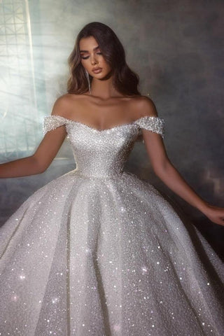 Hermosos vestidos de novia estilo princesa, corte A, hombros descubiertos y con brillo