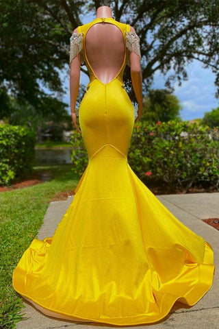 Hermoso vestido de fiesta largo amarillo de sirena con borlas y hombros descubiertos de satén, sin espalda y con volantes