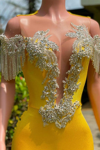 Hermoso vestido de fiesta largo amarillo de sirena con borlas y hombros descubiertos de satén, sin espalda y con volantes