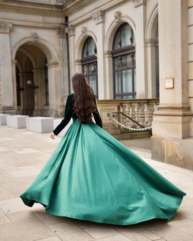 Vestido de fiesta de terciopelo verde de manga larga, corte A, escote en V y abertura