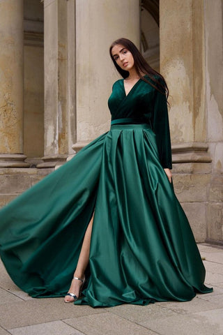 Vestido de fiesta de terciopelo verde de manga larga, corte A, escote en V y abertura