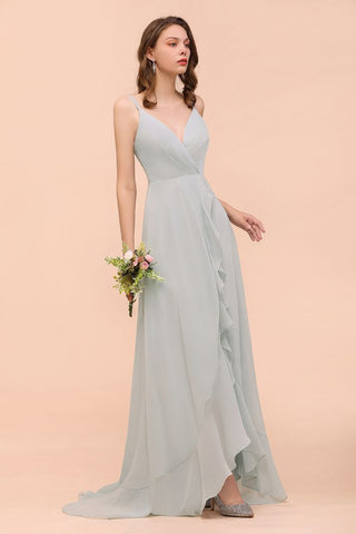 Vestido de dama de honor gris con escote en V espagueti y volantes para fiesta de boda en la playa
