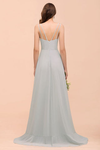 Vestido de dama de honor gris con escote en V espagueti y volantes para fiesta de boda en la playa