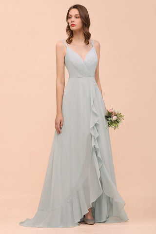 Vestido de dama de honor gris con escote en V espagueti y volantes para fiesta de boda en la playa