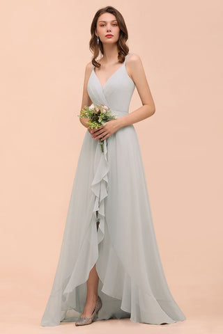 Vestido de dama de honor gris con escote en V espagueti y volantes para fiesta de boda en la playa