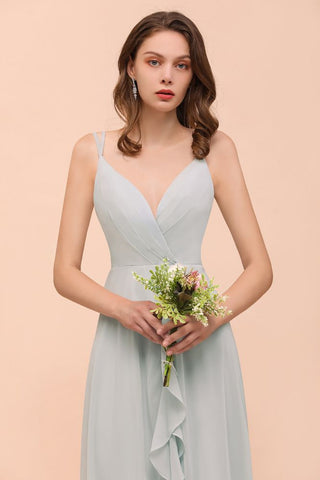 Vestido de dama de honor gris con escote en V espagueti y volantes para fiesta de boda en la playa