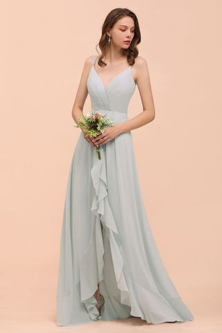 Vestido de dama de honor gris con escote en V espagueti y volantes para fiesta de boda en la playa